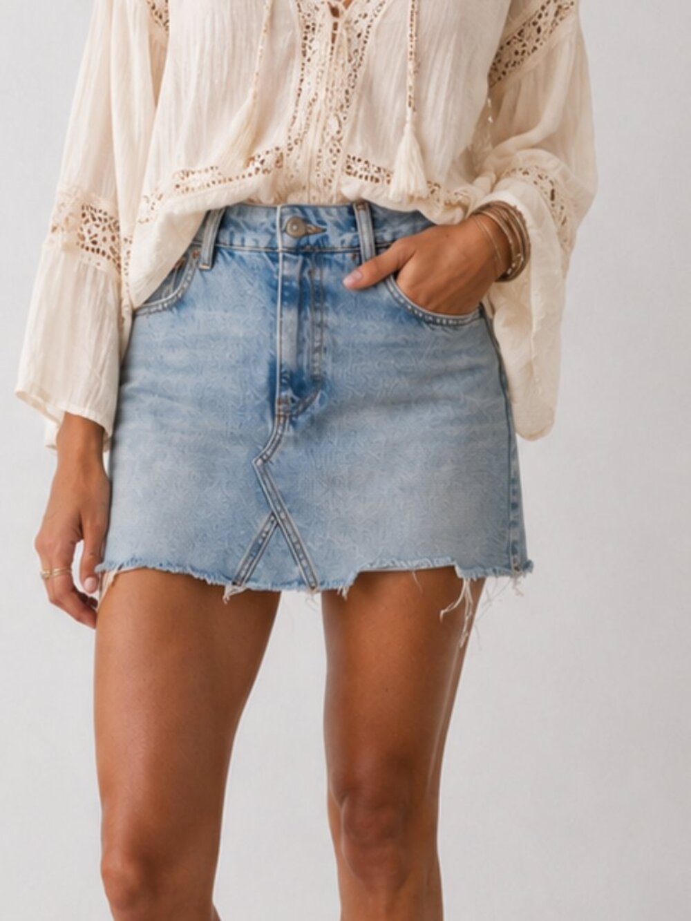 URBAN OUTFITTERS BDG Denim Mini Skirt Classic Light Blue Wash Fray Hem NWOT Sz S